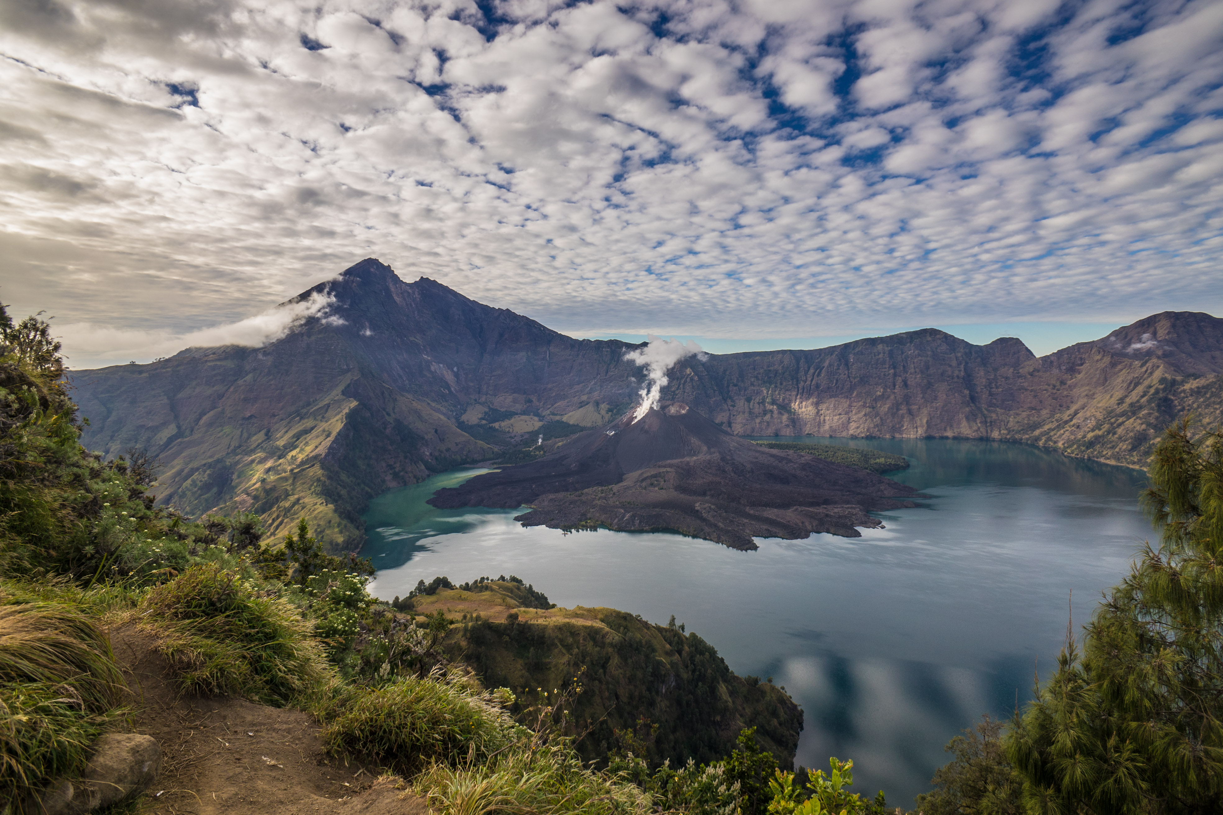 Indonesia Day 3-4:  A wonder of the world?  Ascending Gunung (Mt.) Rinjani